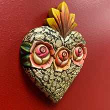 Cargar imagen en el visor de la galería, Carved Milagro Heart w Roses
