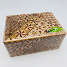 Cargar imagen en el visor de la galería, Japanese Wooden Trick Box
