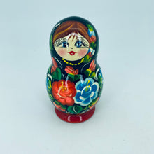 将图片加载到图库查看器，Small Nesting Dolls from Russia
