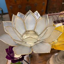 Cargar imagen en el visor de la galería, Capiz Shell Lotus 5” Tealights

