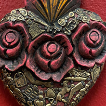 将图片加载到图库查看器，Carved Milagro Heart w Roses
