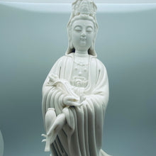 Charger l&#39;image dans la galerie, White Porcelain Quan Yin with Ru Yi
