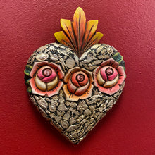 Cargar imagen en el visor de la galería, Carved Milagro Heart w Roses
