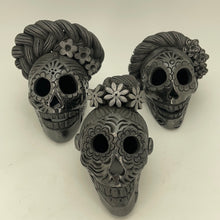 Charger l&#39;image dans la galerie, Med Black Pottery Skulls
