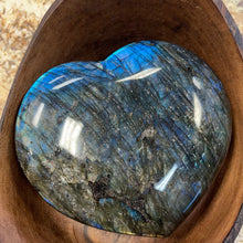 Cargar imagen en el visor de la galería, Labradorite Heart - Large

