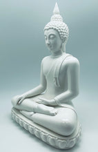 Cargar imagen en el visor de la galería, White Porcelain Sukothai Style Seated Buddha
