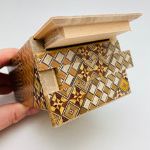 Cargar imagen en el visor de la galería, Japanese Wooden Trick Box

